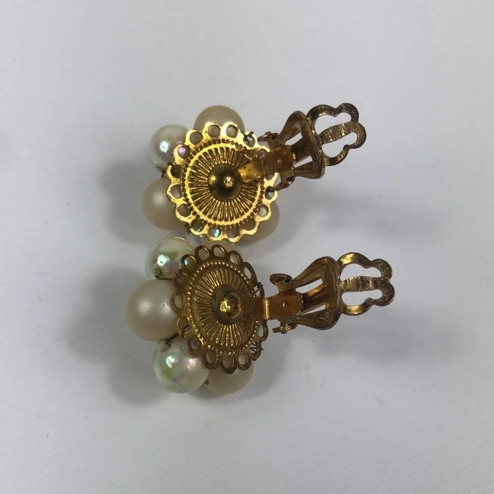 Vintage Clip On Earrings Women’s Signed Japan Cluster Faux Pearl Beads Retrp - Picture 5 of 8